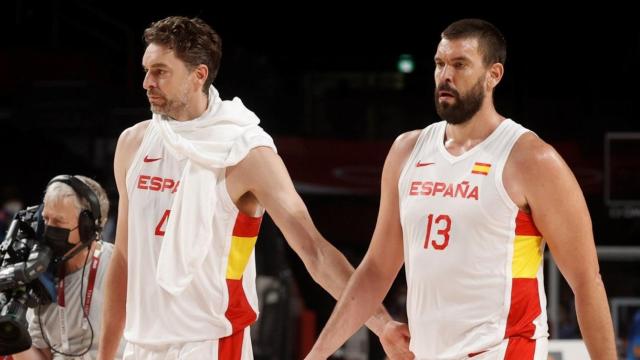 Pau Gasol y Marc Gasol, en un partido con España / EFE