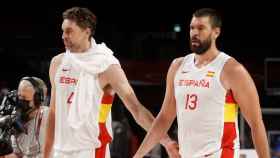 Pau Gasol y Marc Gasol, en un partido con España / EFE