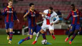 Sergio Busquets luchando un balón con Kylian Mbappé / EFE