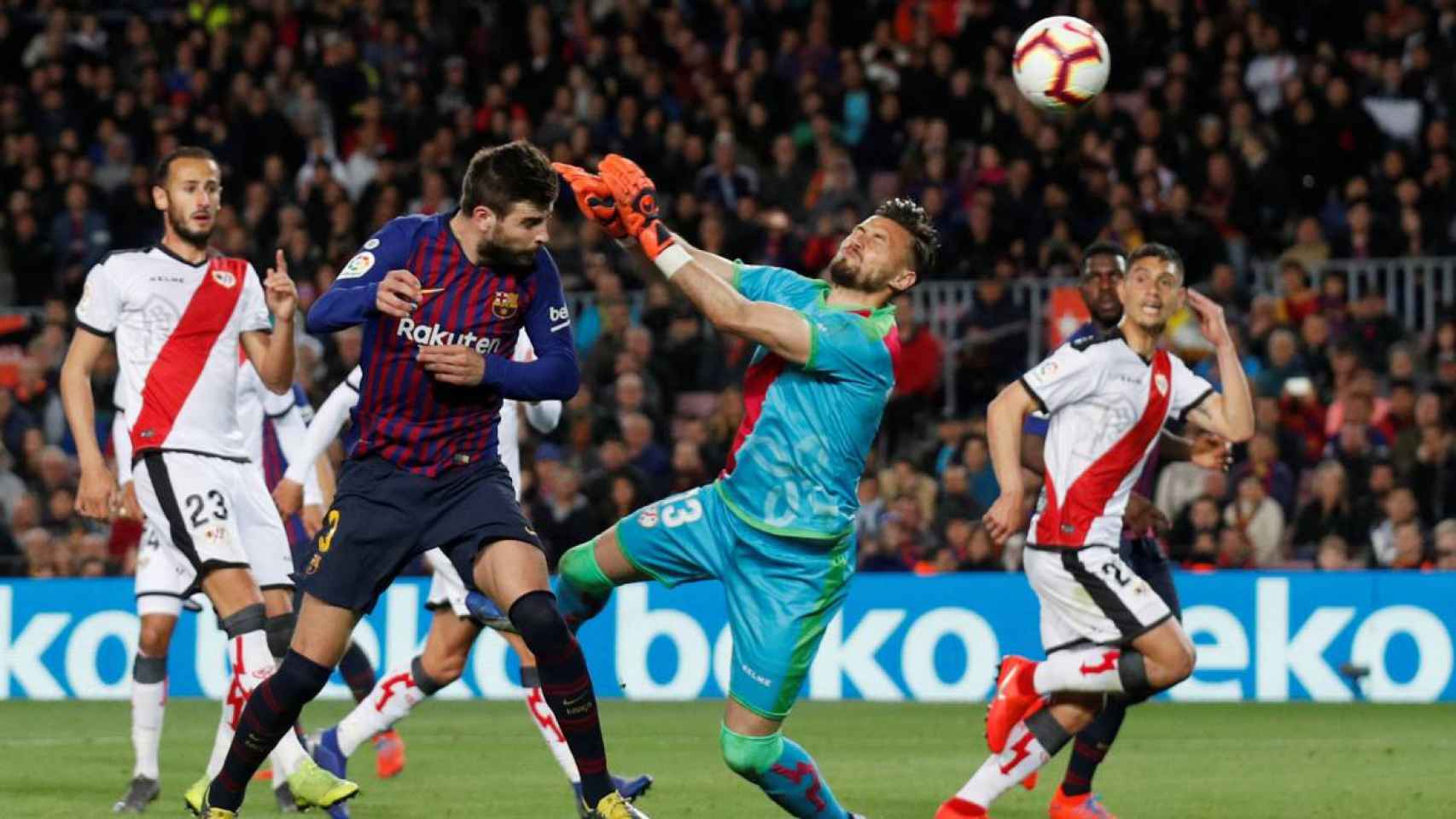 Gerard Piqué marcando de cabeza al meta del Rayo Vallecano / EFE