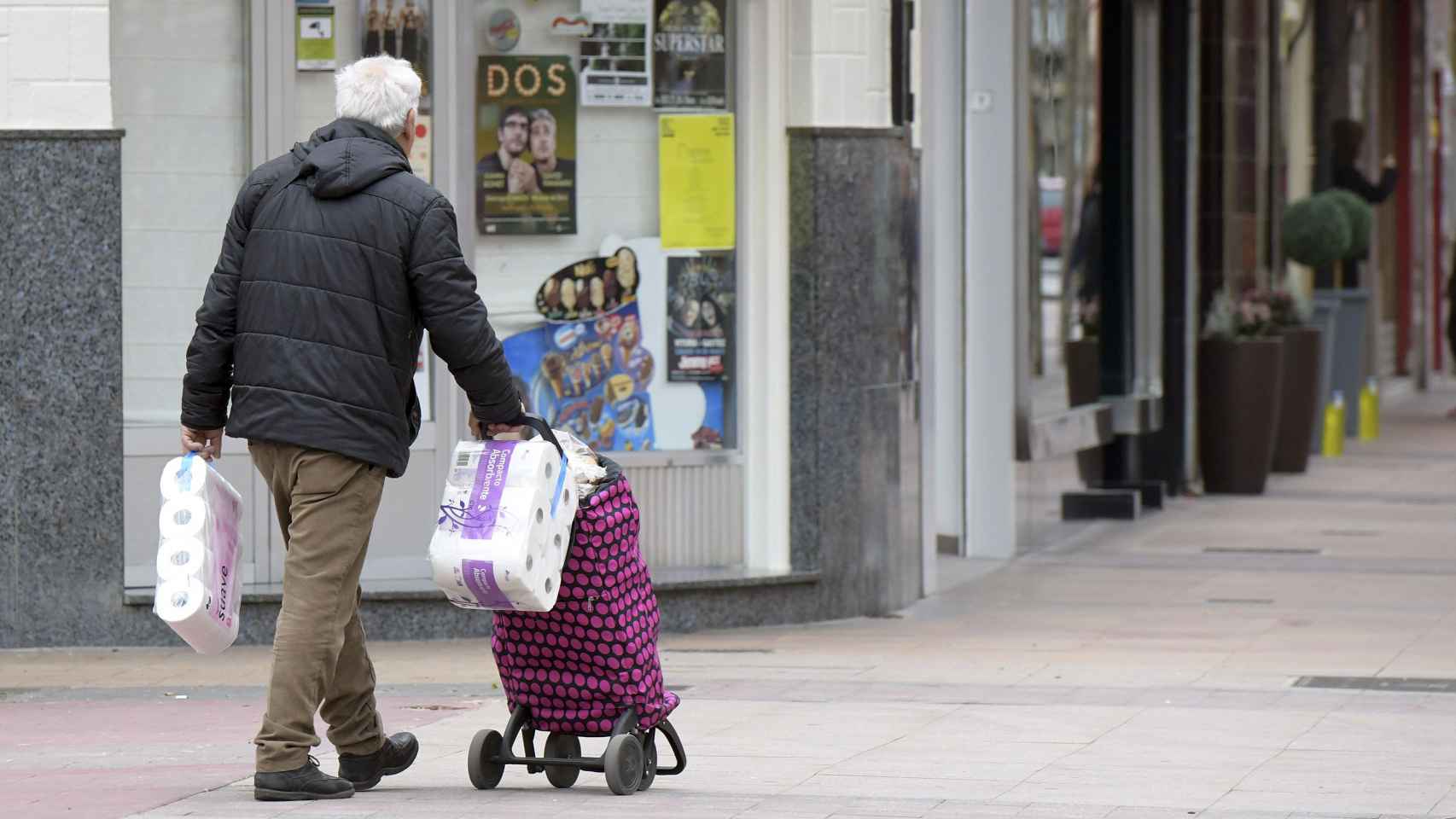 Un hombre, saliendo a comprar durante el confinamiento | EFE