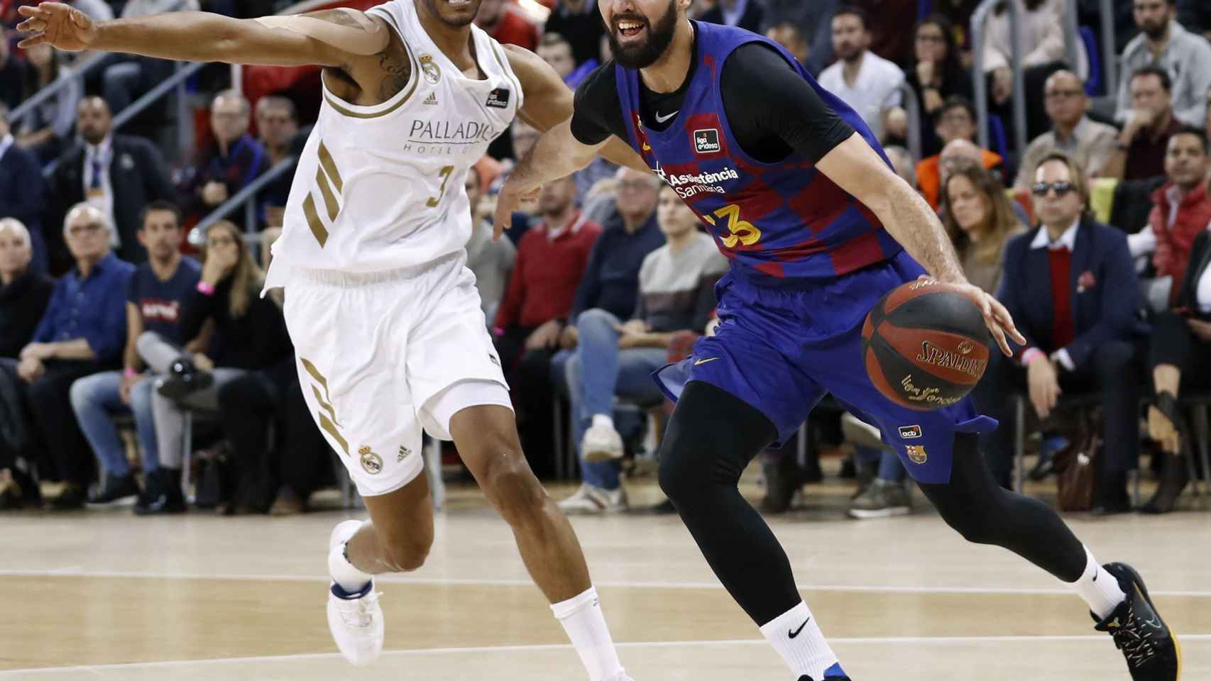 Nikola Mirotic supera a Anthony Randolph / EFE