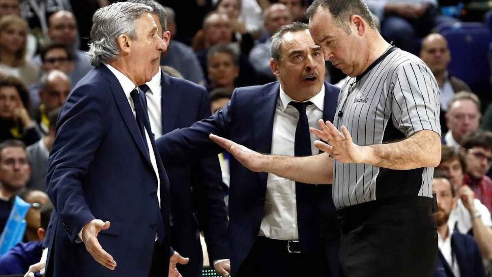 Una foto de los árbitros de la final de la Copa del rey de básquet hablando con Pesic / EFE