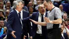 Una foto de los árbitros de la final de la Copa del rey de básquet hablando con Pesic / EFE