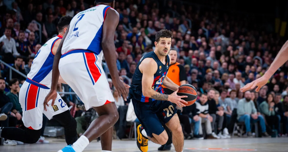 Laprovíttola intenta comandar una jugada del Barça contra el Anadolu Efes / FCB