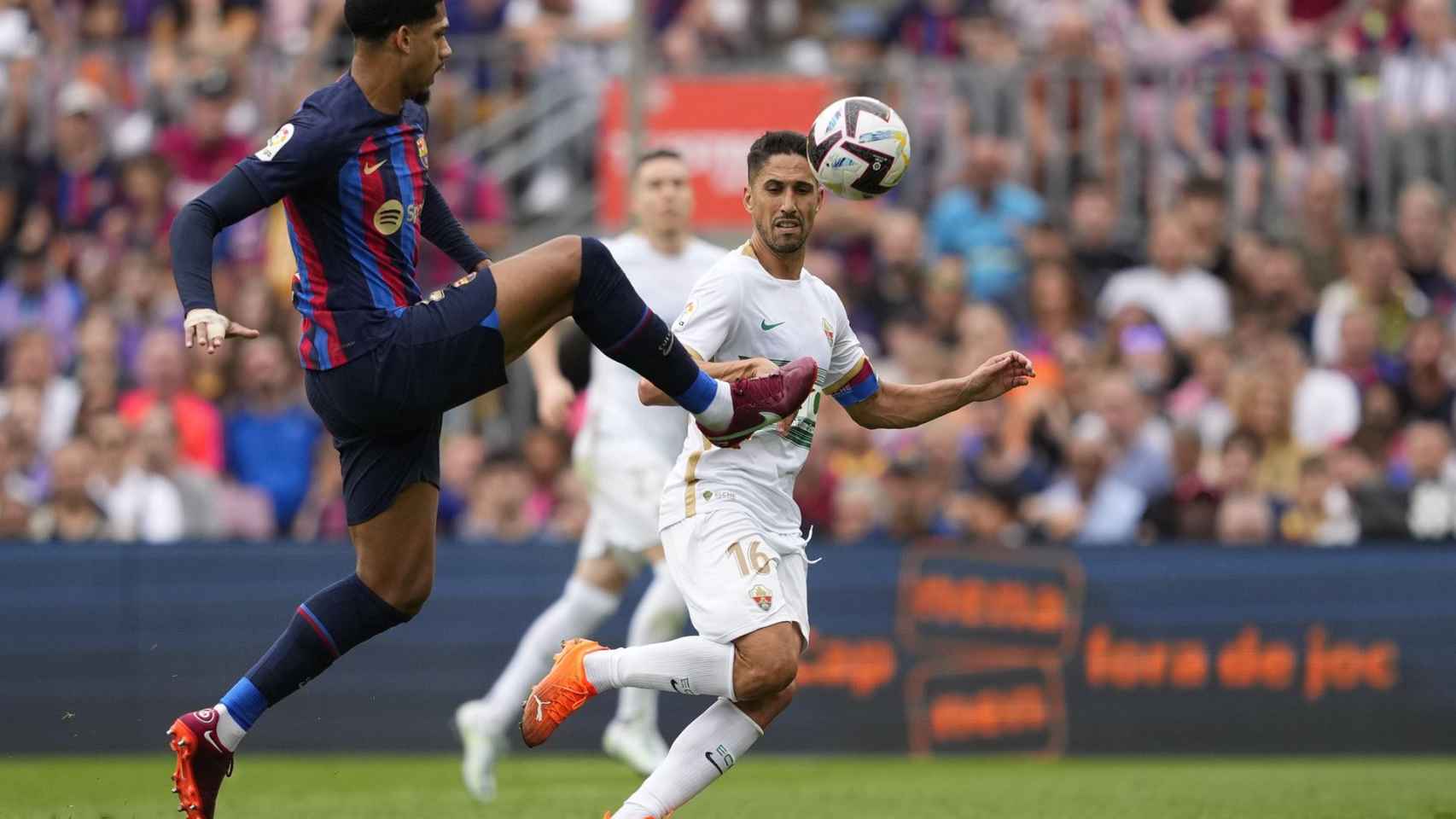 Ronald Araujo, presionado por Fidel en el Barça-Elche / EFE