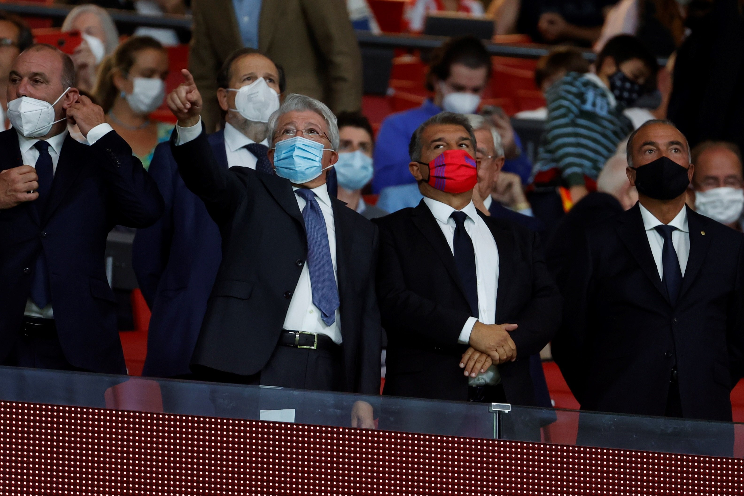 Laporta en el palco del Wanda Metropolitano con Cerezo / EFE