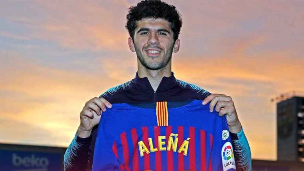 Carles Aleña posa con la camiseta del primer equipo del Barça y su nuevo dorsal, el 21 / FCB