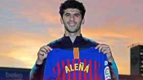 Carles Aleña posa con la camiseta del primer equipo del Barça y su nuevo dorsal, el 21 / FCB