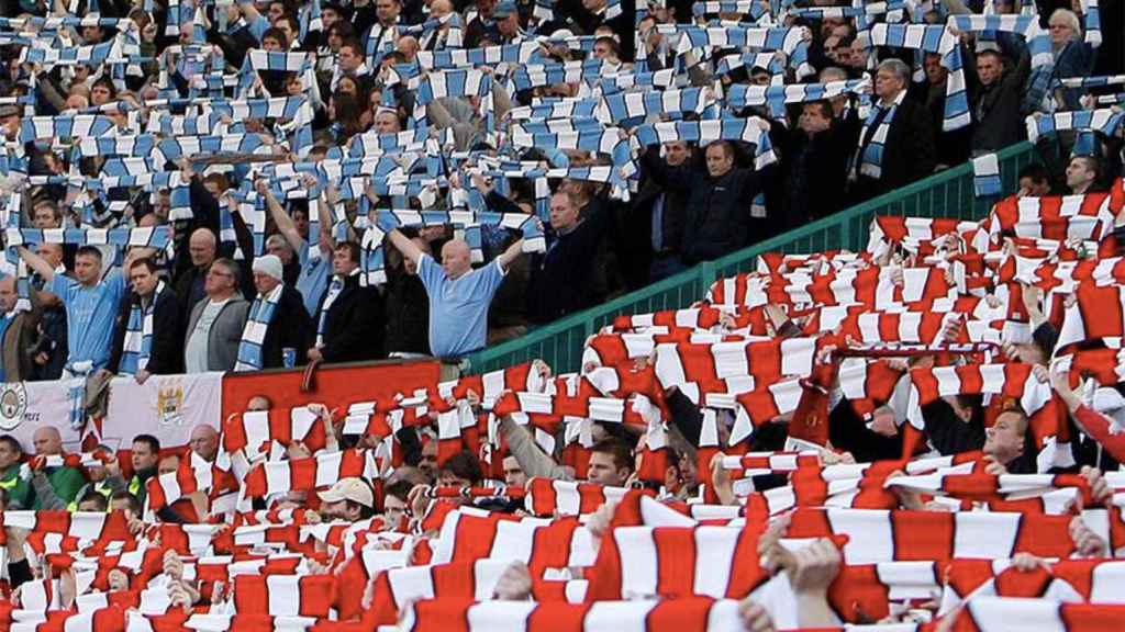 Aficionados de Manchester City y Manchester United, durante un derbi inglés / REDES