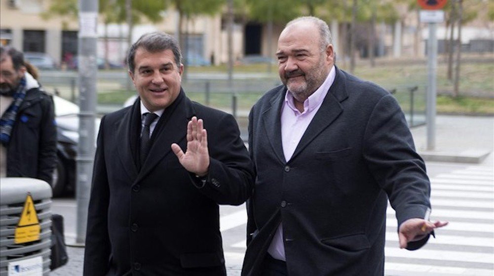 Una foto de Joan Laporta y Joan Oliver paseando juntos por la calle / Archivo