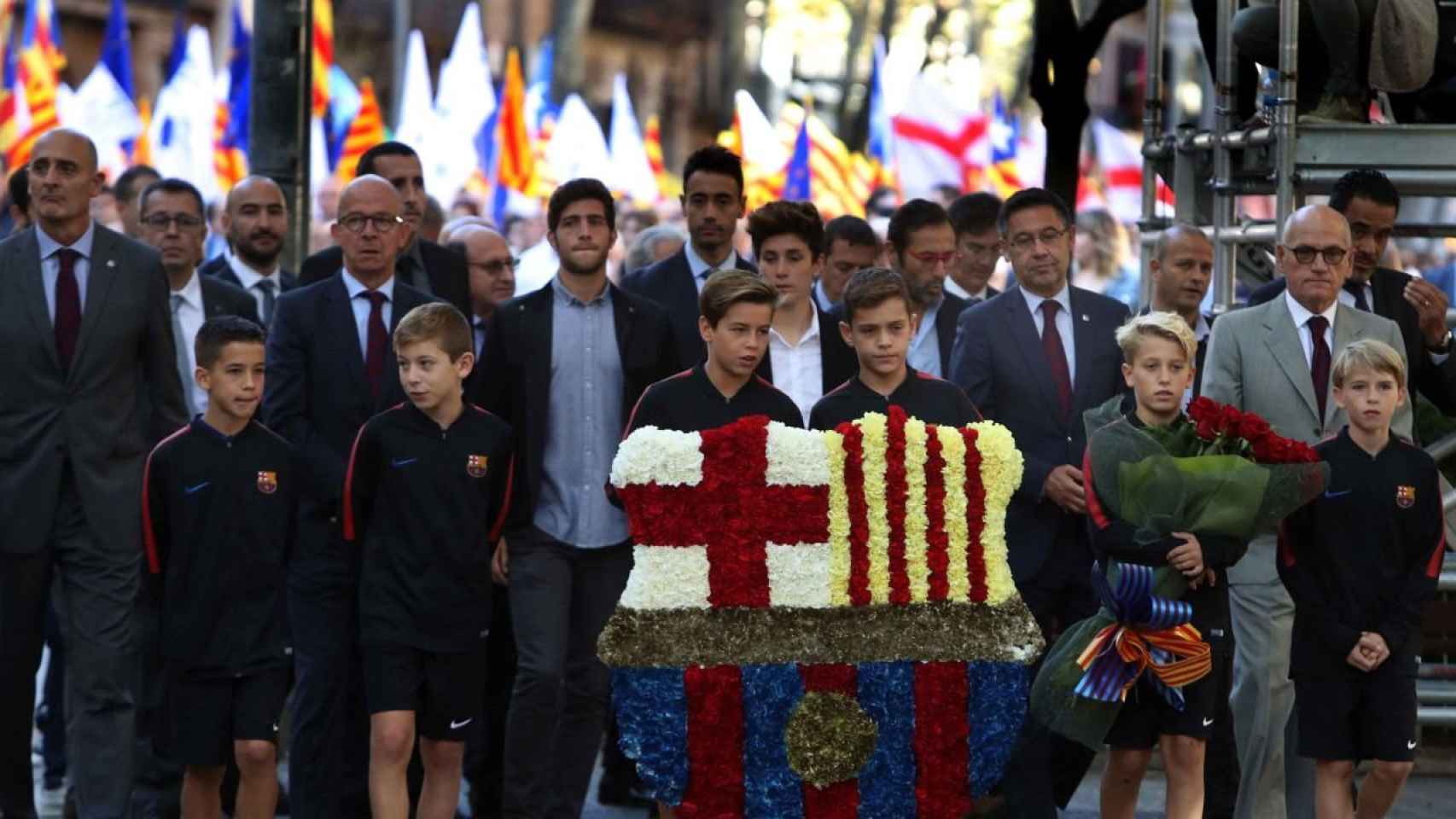 Jordi Moix, Jordi Cardoner, Sergi Roberto y Josep Maria Bartomeu en una ofrenda floral / EFE