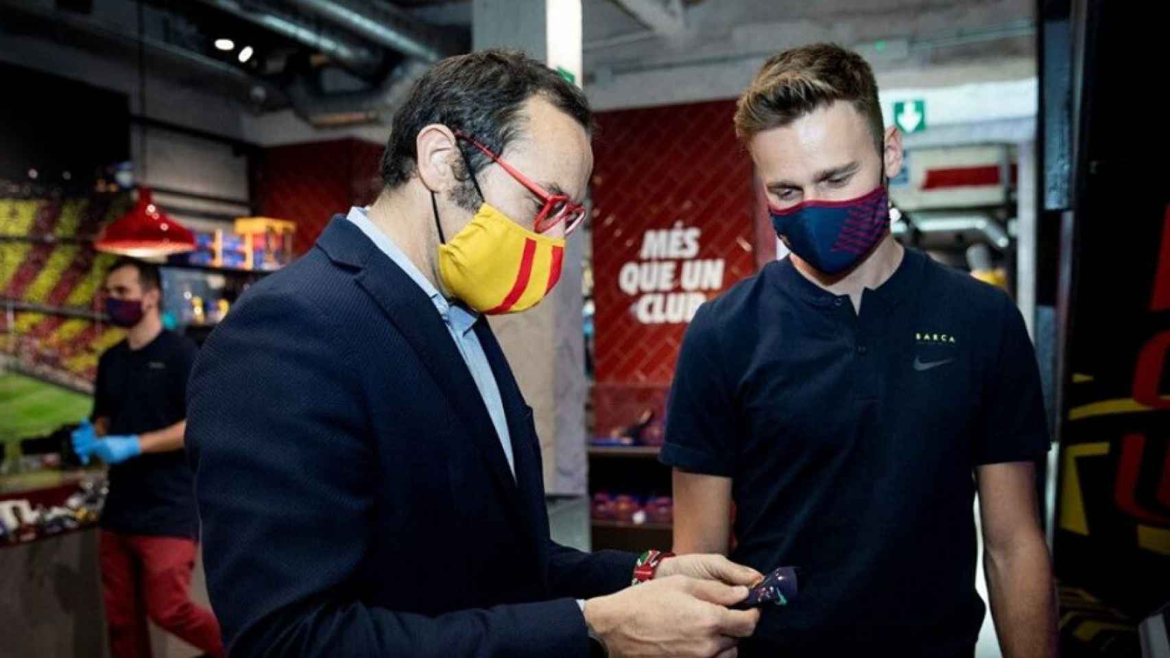 Oriol Tomàs visitando la Barça Store del Passeig de Gràcia / FC Barcelona