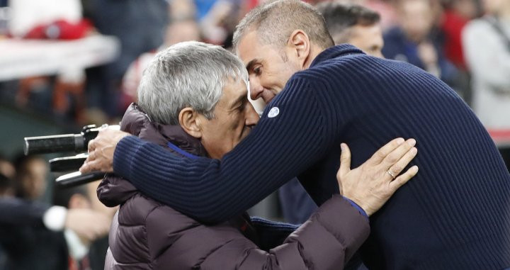 Quique Setién se abraza con Gaizka Garitano en San Mamés / EFE