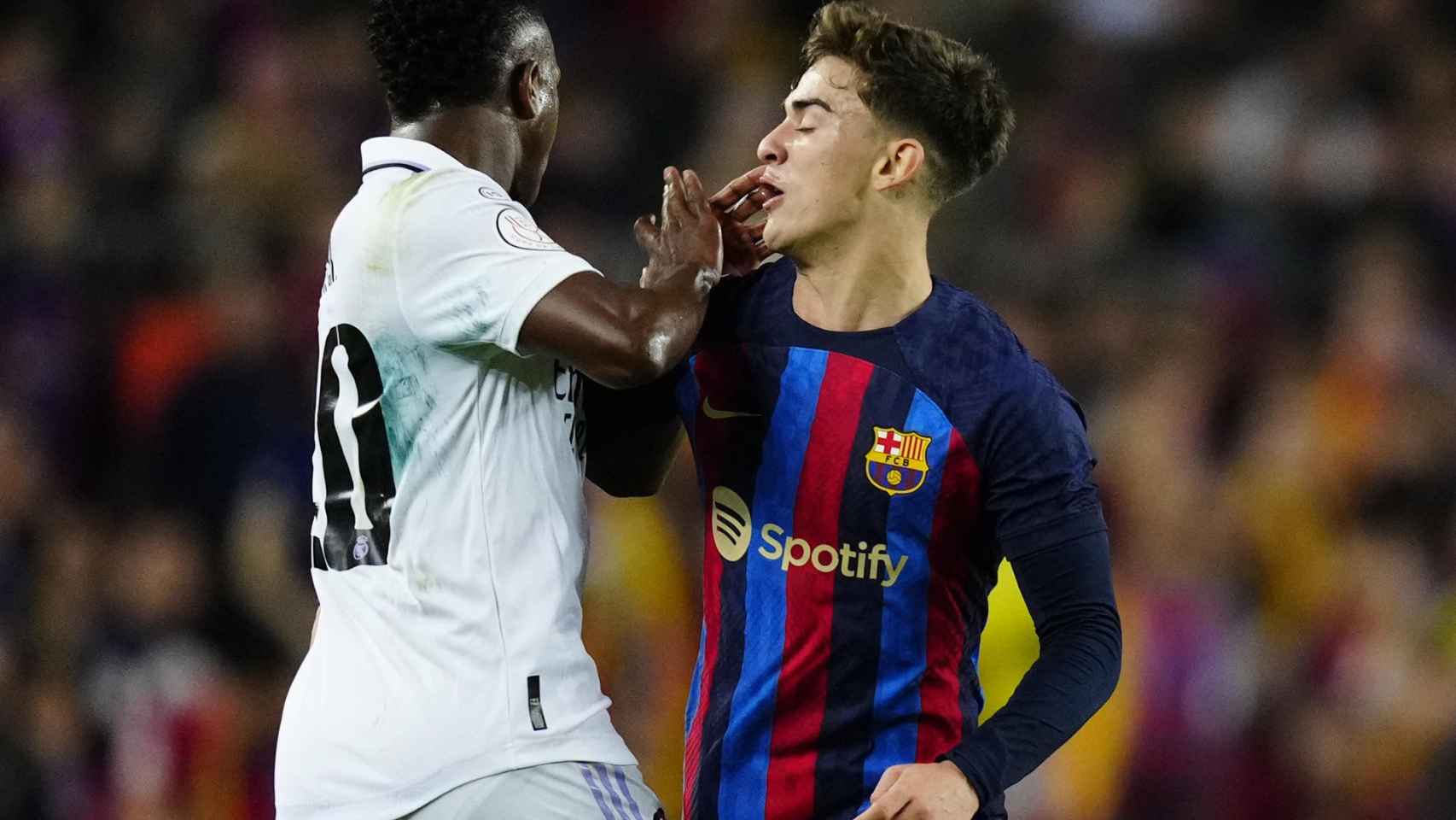 Vinicius y Gavi protagonizan una fea enganchada en el clásico de Copa del Camp Nou / EFE