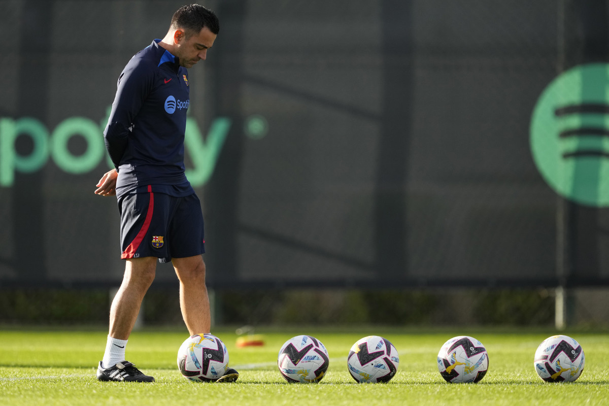 Xavi Hernández, cabizbajo por los siete jugadores del Barça que están lesionados / EFE