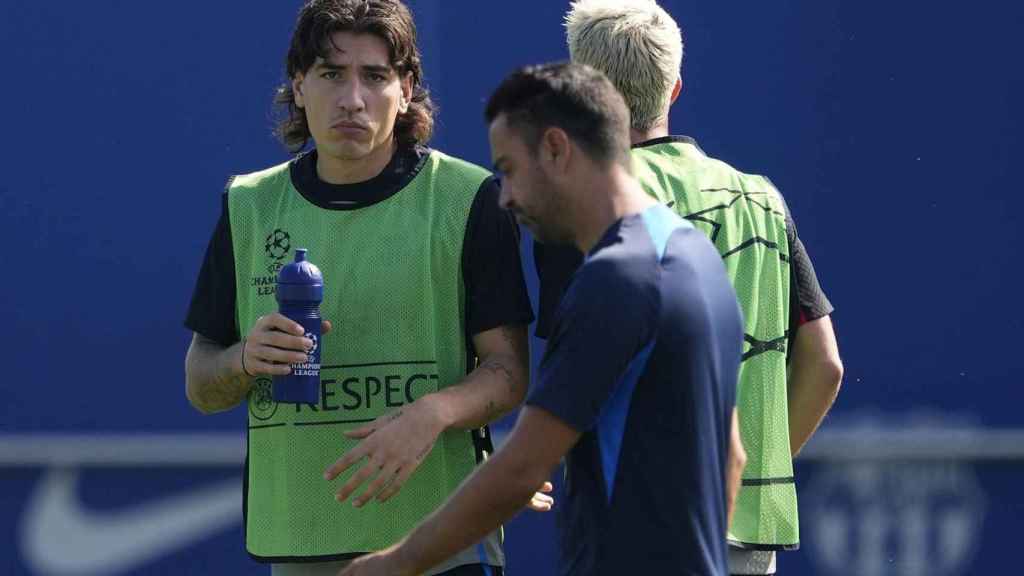 Bellerín habla con Xavi Hernández en el entrenamiento de este martes / EFE