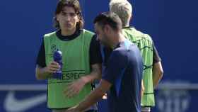 Bellerín habla con Xavi Hernández en el entrenamiento de este martes / EFE