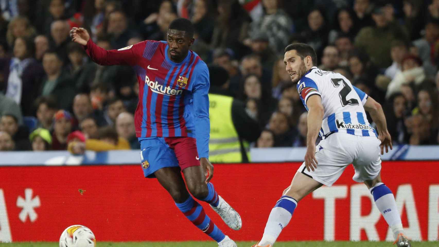 Dembele, que cada día parece más cerca de renovar con el Barça, se escapa de Zaldua en Anoeta / EFE