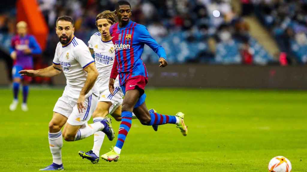 Dembelé intenta superar a Carvajal y Modric en la semifinal de la Supercopa disputada en Riad / FCB