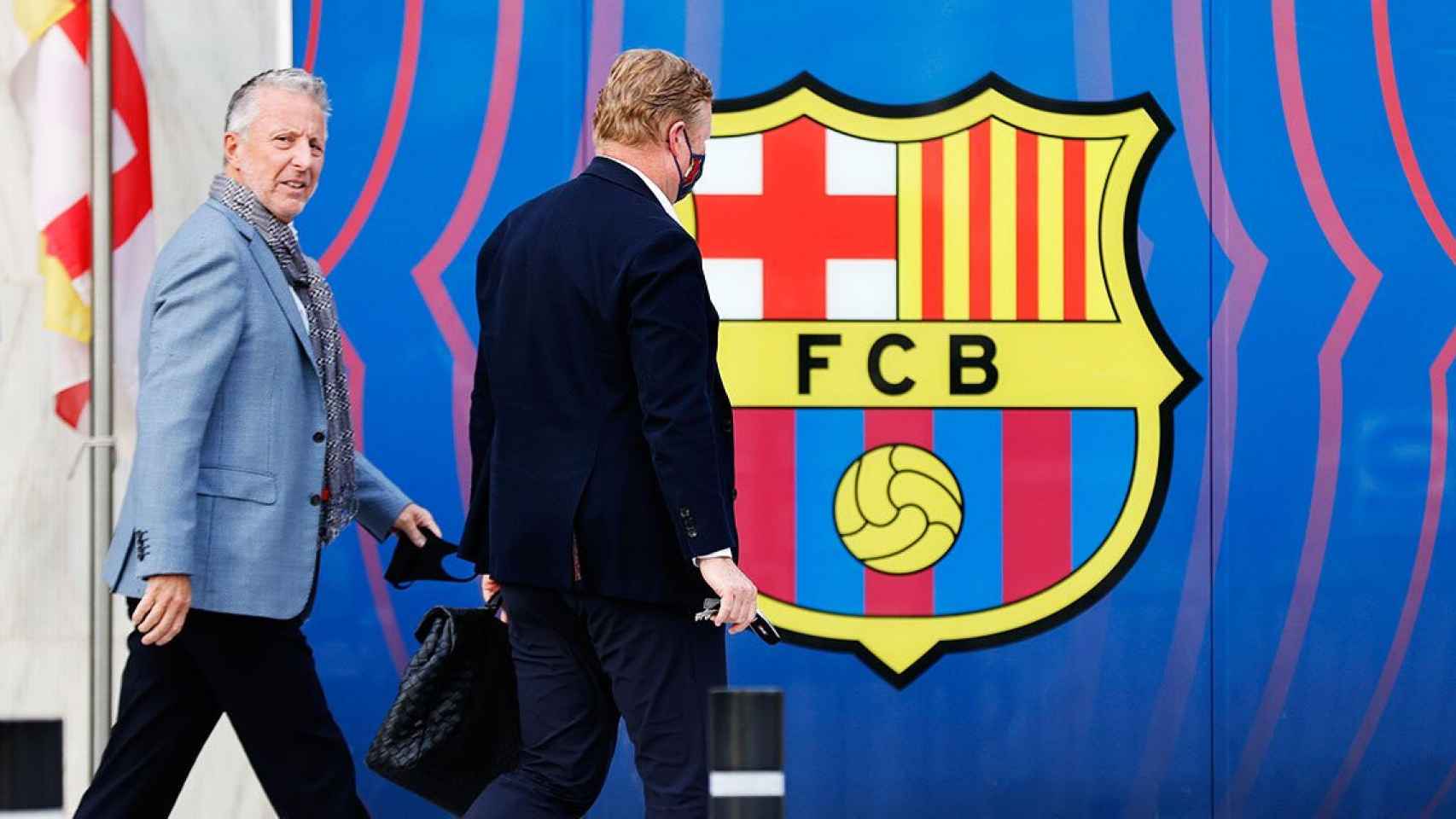 Rob Jansen acompaña a su representado Ronald Koeman a las oficinas del Camp Nou / EFE