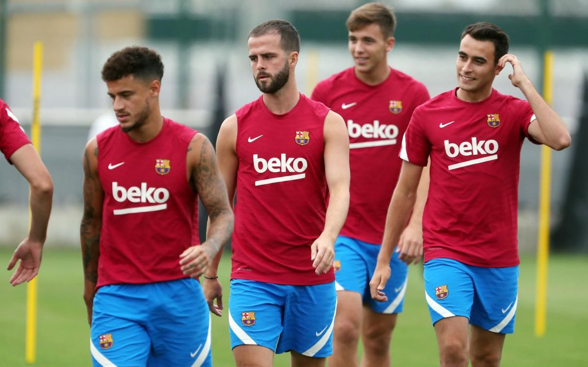 Miralem Pjanic, junto a varios de sus compañeros, en un entrenamiento reciente del Barça / FCB