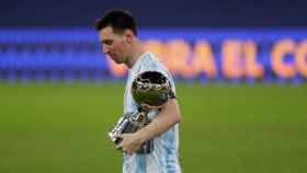 Messi con el trofeo de mejor jugador de la Copa América / EFE