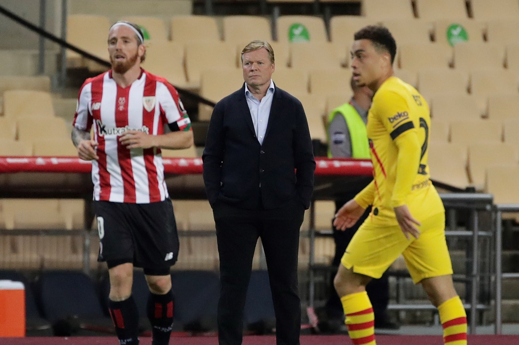 Ronald Koeman observa el Athletic-Barça de Copa con Muniain y Dest en el objetivo / EFE