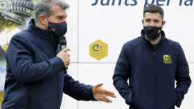 Joan Laporta junto a Jordi Alba en un acto de la Fundación Cruyff en L'Hospitalet / EFE