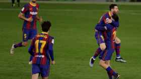 Messi celebra con Pedri su gol ante el Real Betis / EFE