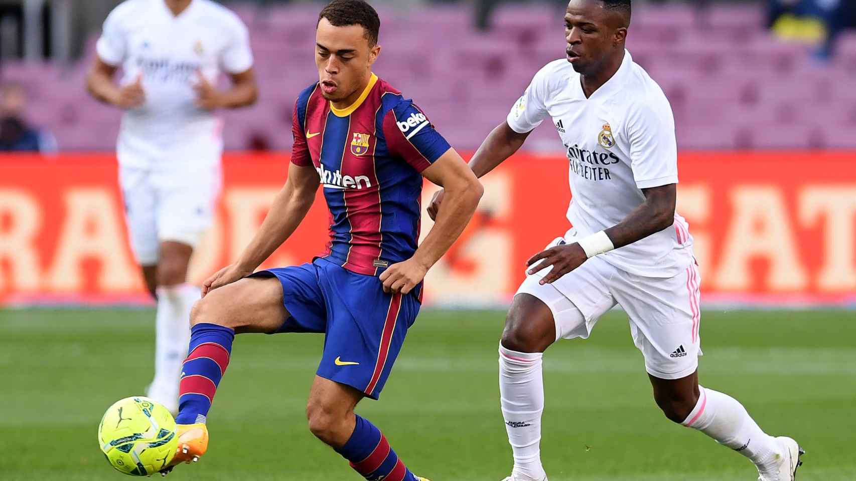 Sergiño Dest, en una acción ante el Real Madrid | EFE