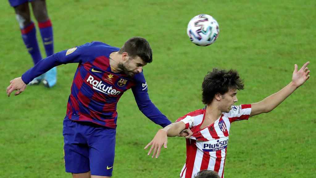 Piqué lucha un balón con Joao Félix / EFE