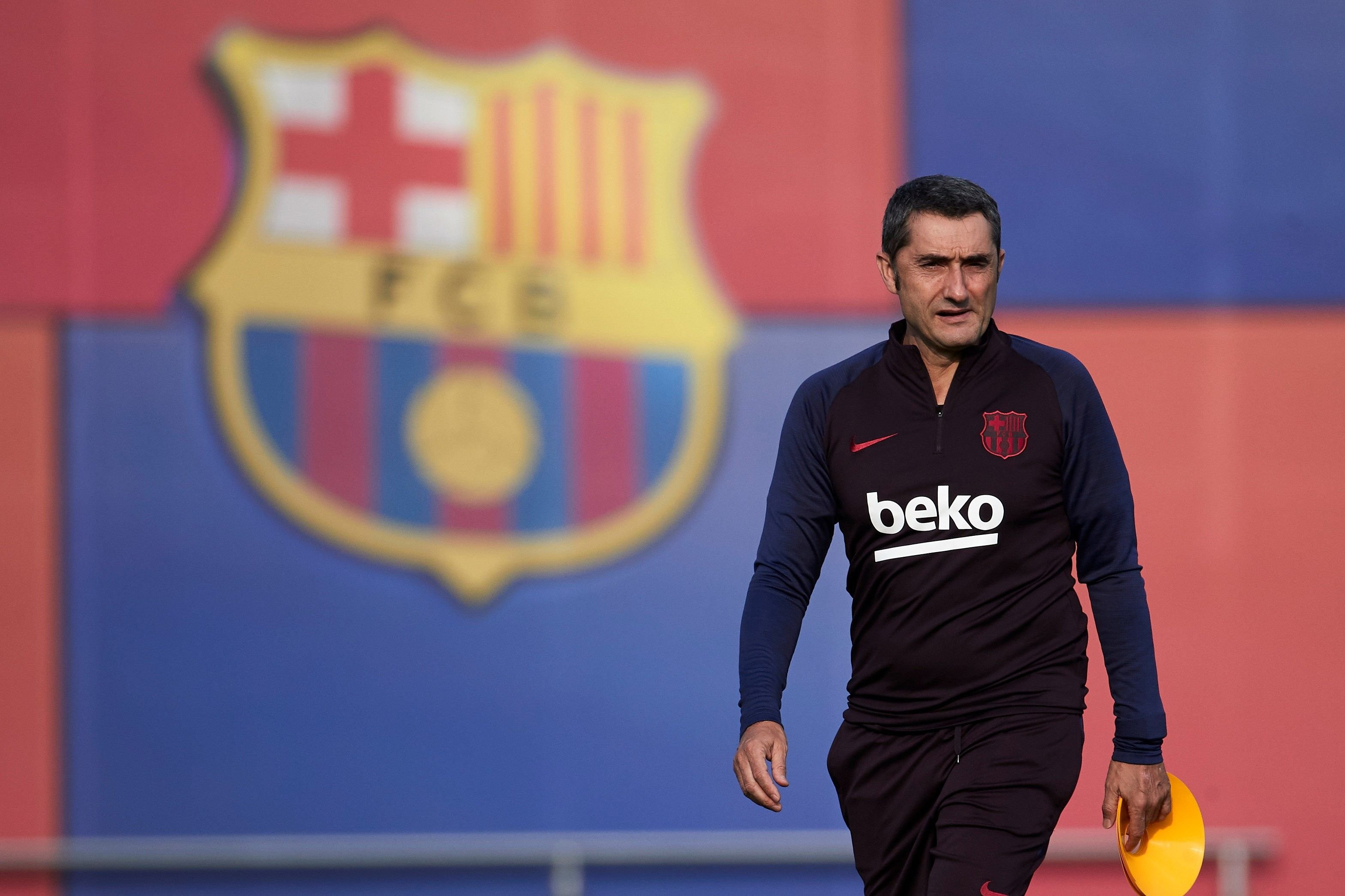 Ernesto Valverde en un entrenamiento con el Barça / EFE