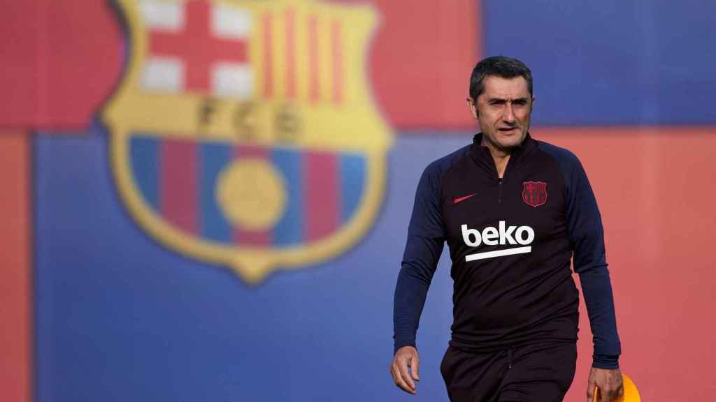 Ernesto Valverde en un entrenamiento con el Barça / EFE