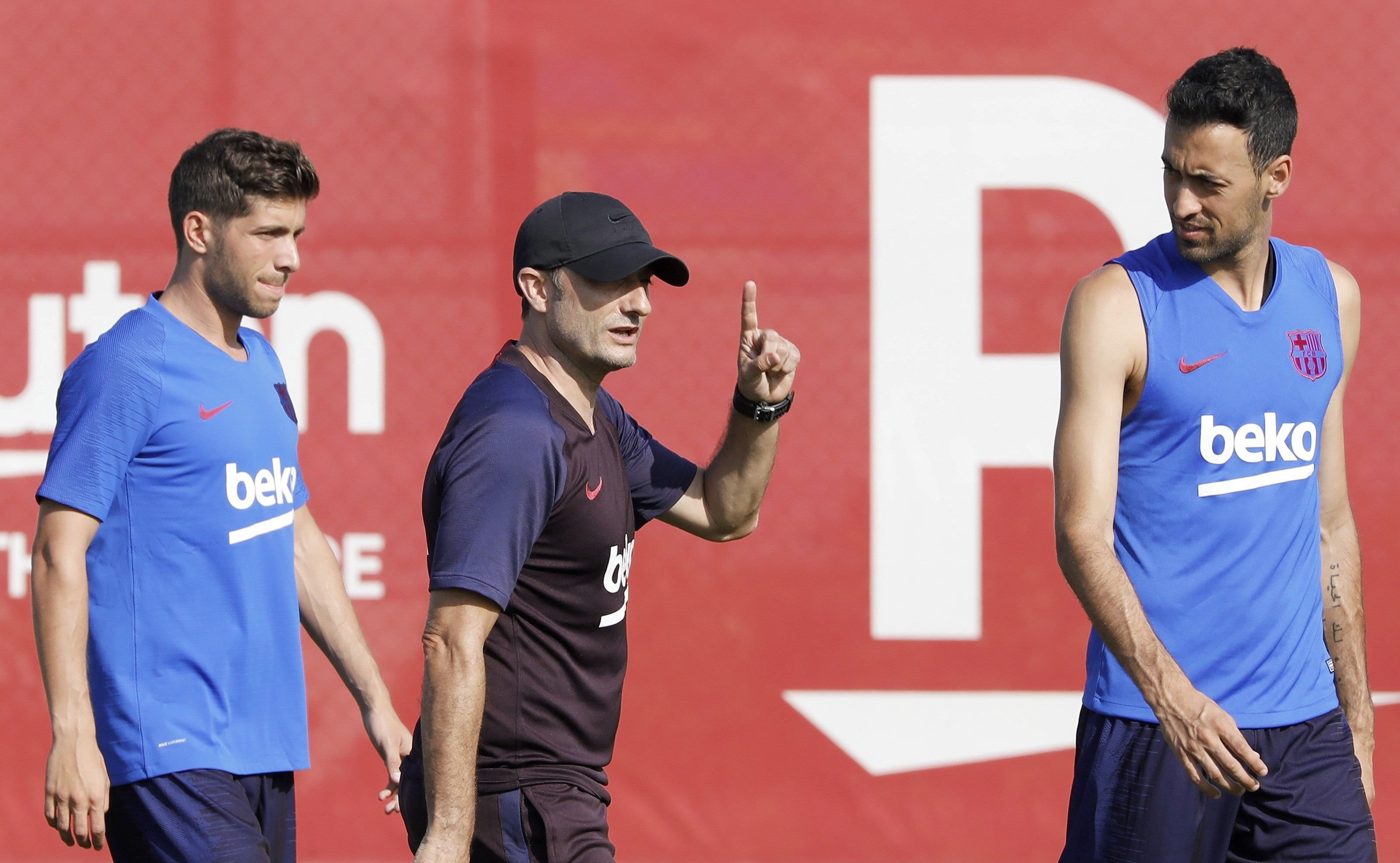 Ernesto Valverde con Sergi Roberto y Sergio Busquets EFE