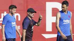 Ernesto Valverde con Sergi Roberto y Sergio Busquets EFE