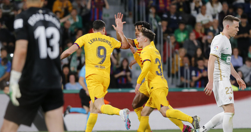 Lewandowski celebra su gol al Elche / EFE