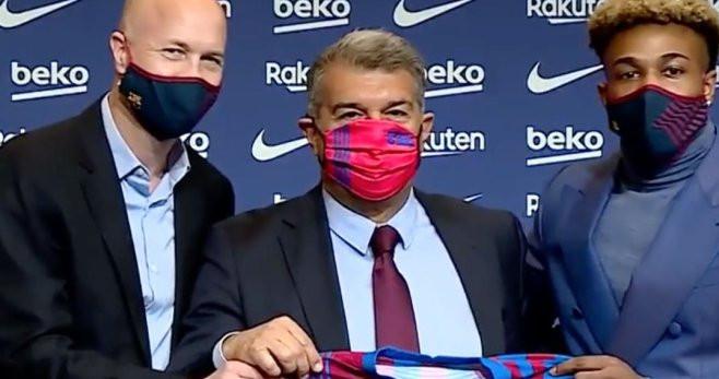 Adama Traoré, junto a Joan Laporta y Jordi Cruyff / FCB