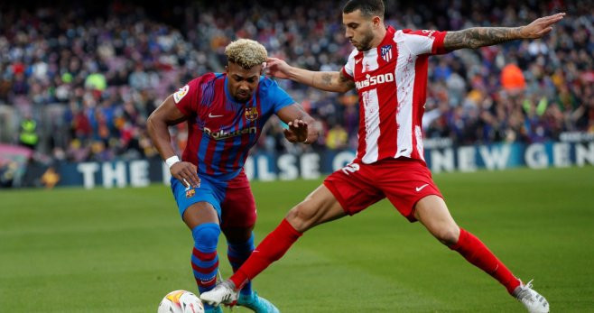 Adama Traoré encara a Mario Hermoso en un apasionante pique durante el Barça-Atlético / FCB