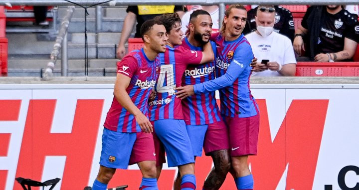 Los jugadores celebran el gol de Memphis Depay / EFE