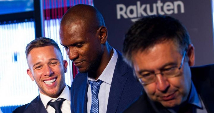 Arthur, junto a Abidal y Bartomeu en su presentación | EFE