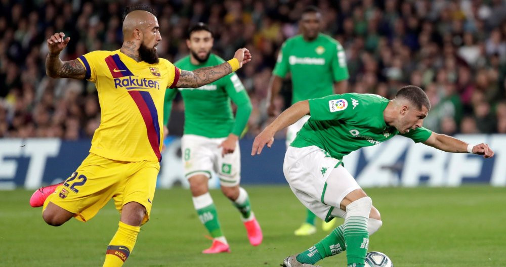 Arturo Vidal disputando un balón contra el Real Betis / EFE