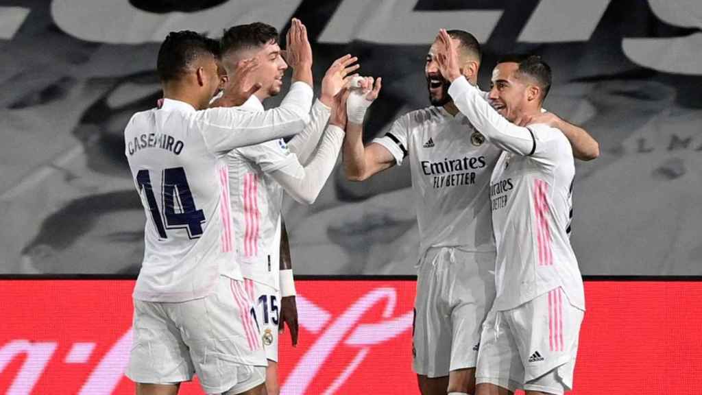 Fede Valverde, Casemiro, Lucas Vázquez y Benzema celebrando el gol del francés en el clásico