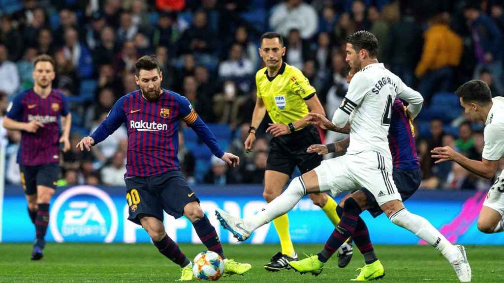 Una foto de Leo Messi y Sergio Ramos durante el clásico copero / EFE