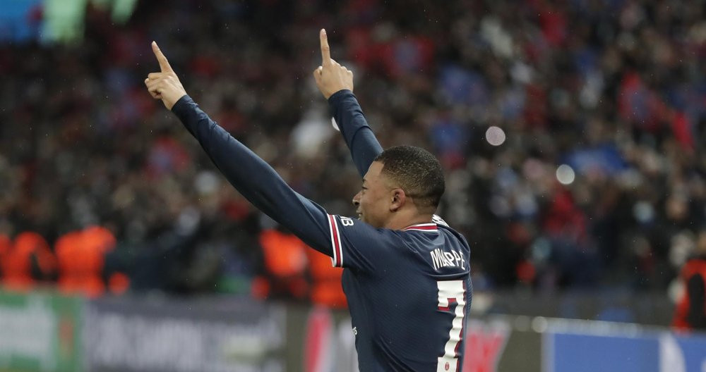 Mbappé, eufórico, celebra su gol al Real Madrid y su futuro puede dar un giro radical en los próximos días / EFE