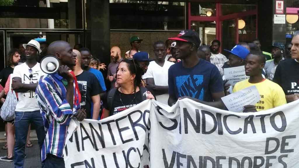 El concejal de la CUP Garganté (en último plano, en el centro de la imagen) en la manifestación de 'manteros' / CG