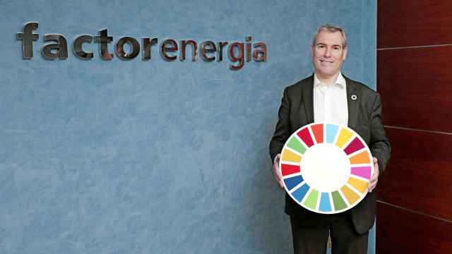 Emilio Rousaud, CEO de Factor Energía, posa con el anillo multicolor de los ODS / FACTOR ENERGíA