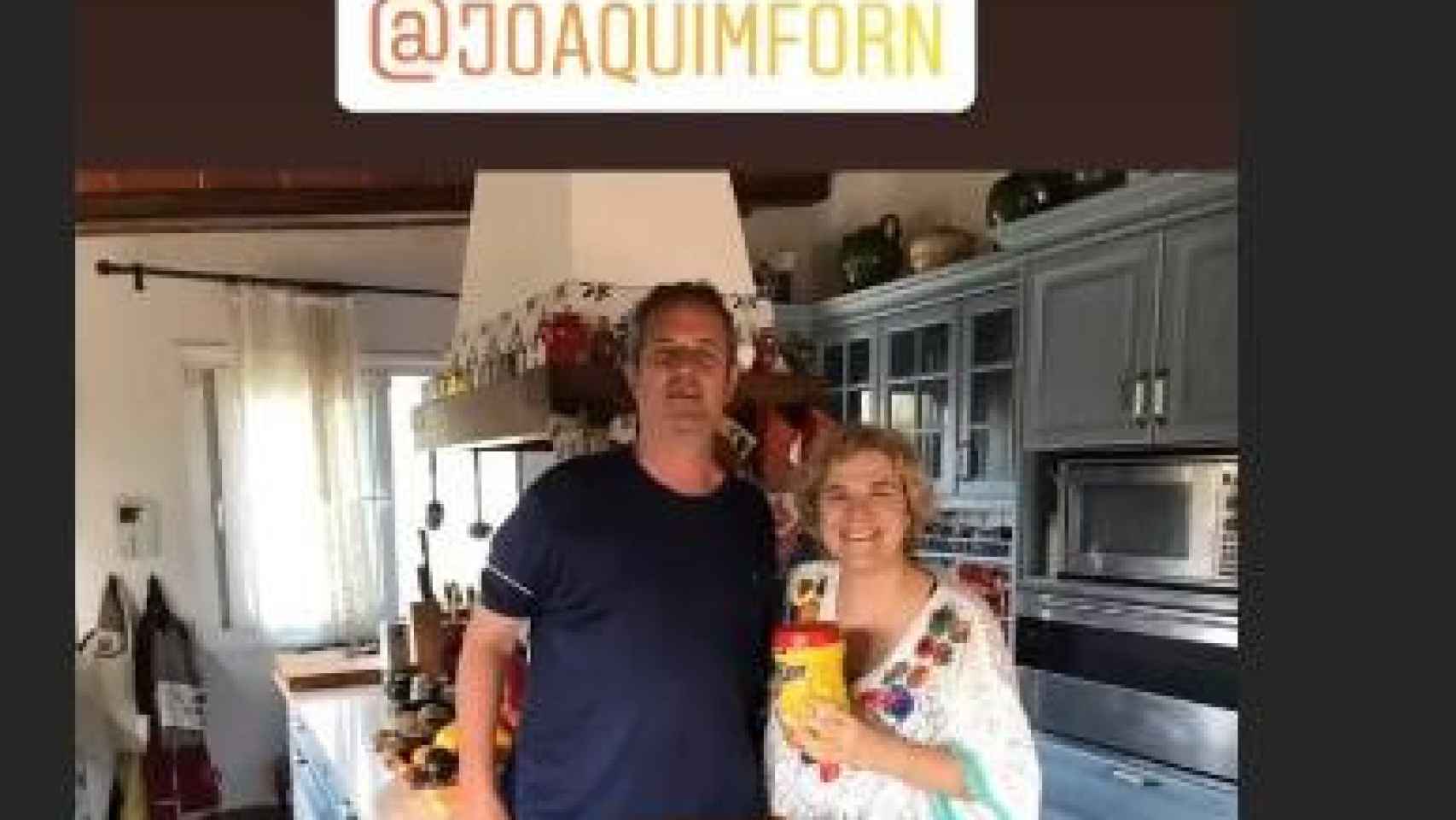 Pilar Rahola, posando con Joaquim Forn con un bote de Colacao en la mano