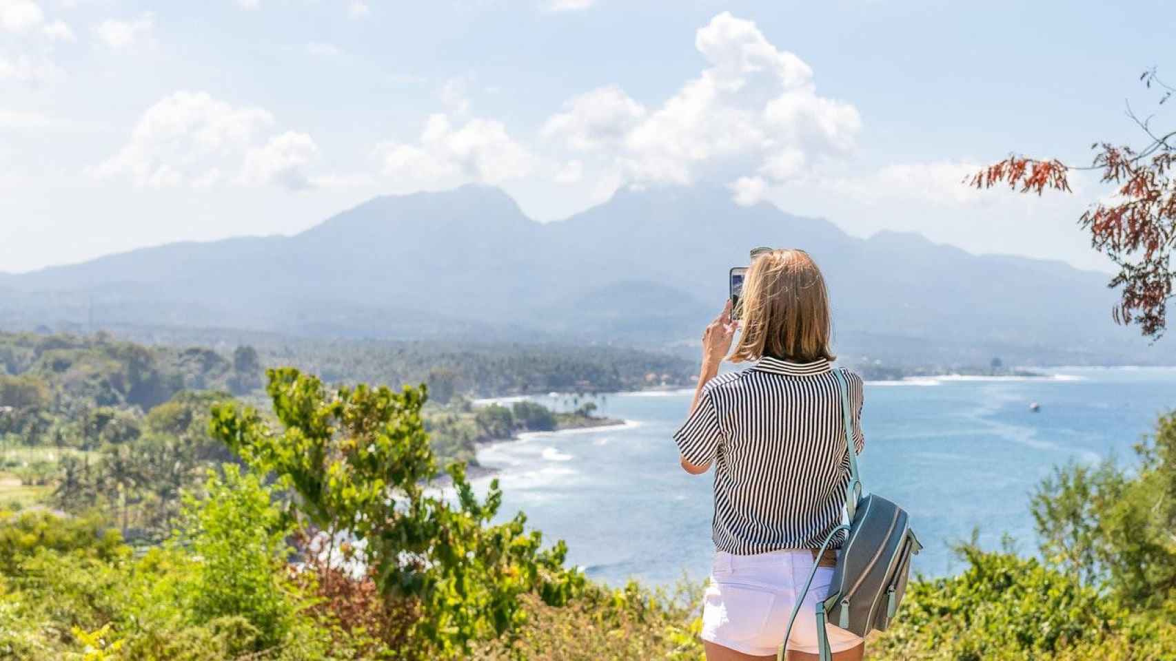 Una chica en una escapada de Semana Santa / PEXELS