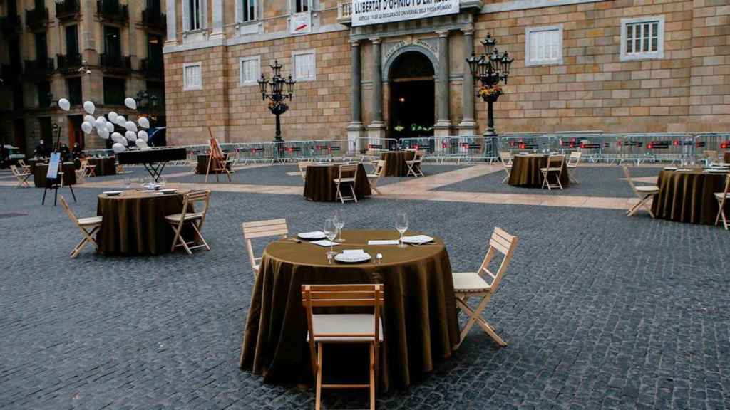 Varios cocineros instalan un restaurante en la plaza Sant Jaume de Barcelona en protesta por las restricciones anti-Covid / EFE